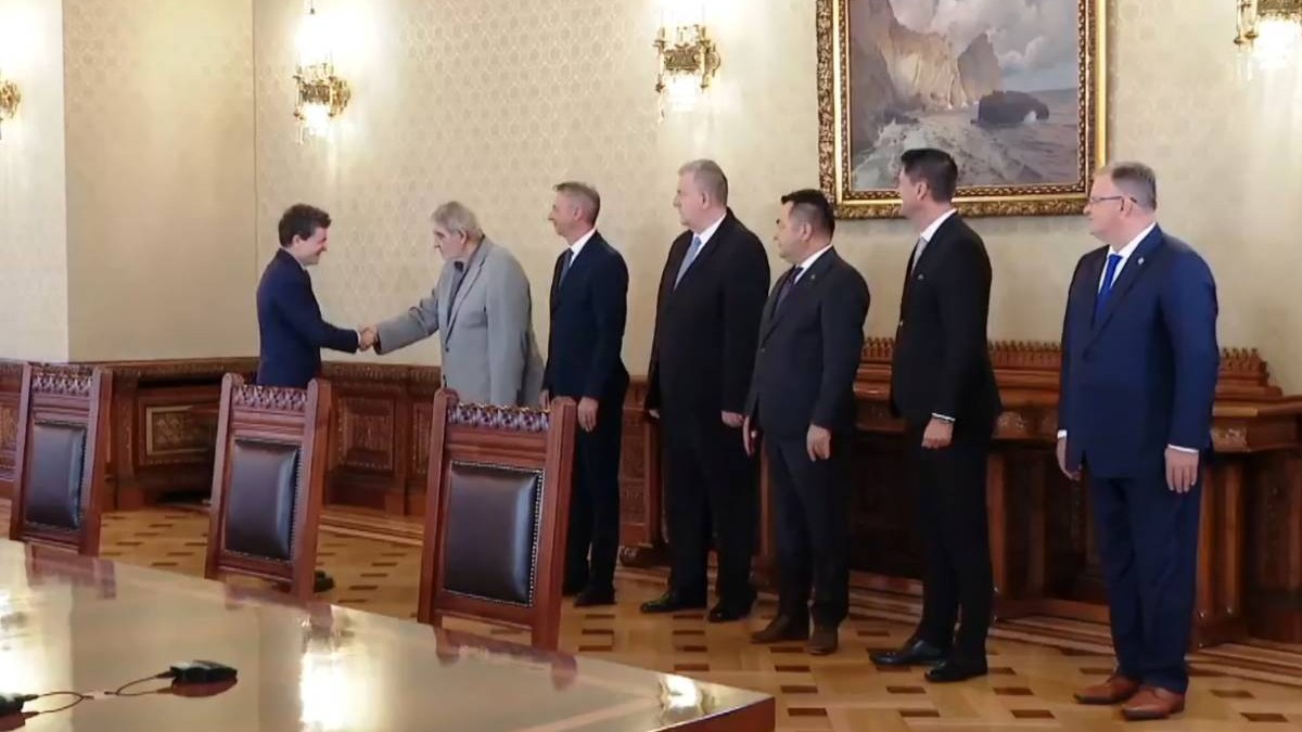 Au început Consultările de la Cotroceni, unde Nicușor Dan se întâlnește cu partidele parlamentare pentru a desemna un prim-ministru. Grupul Minorităților Naționale a ajuns la discuții