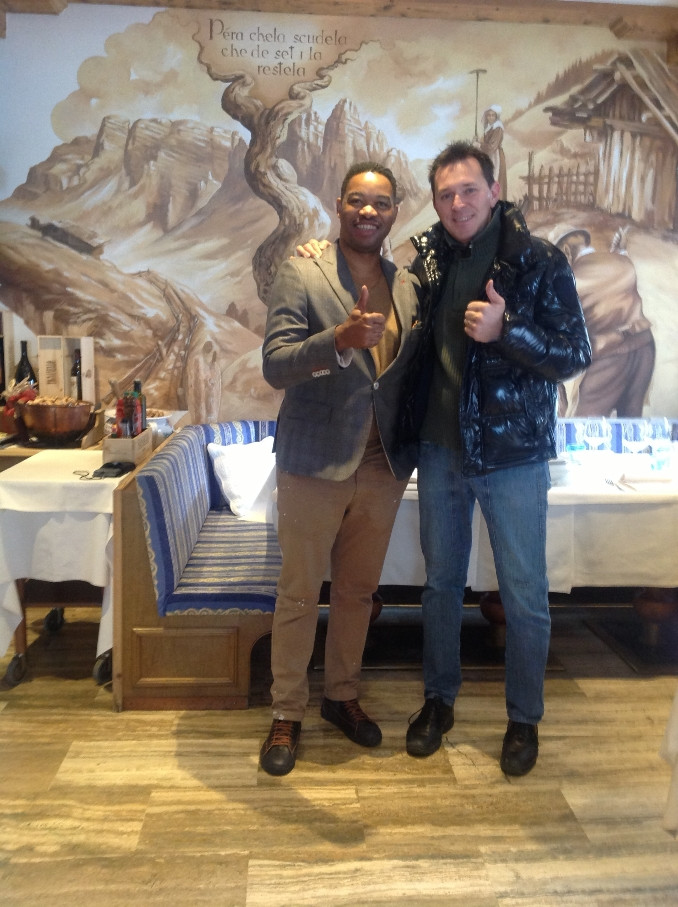 Joseph Seeletso z Roberto Annesi, właścicielem Ristorante El Pael