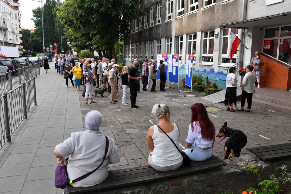 Wybory prezydenckie 2020. Kolejka wyborców przed jednym z lokali wyborczych w Szczecinie