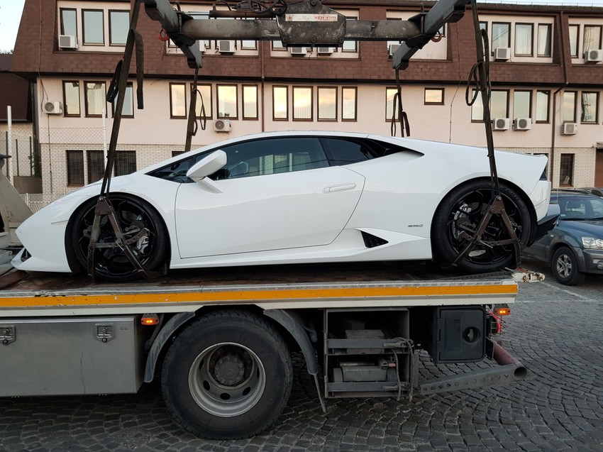 "Lamborgini" je bio parkiran na trotoaru u Kralja Milutina