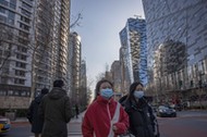 epa09639837 People wearing protective face masks cross a road in the business district of Beijing, China, 13 December 2021. China's National Health Commission reported over 100 new Covid-19 cases, including 80 locally transmitted cases in the Chinese mainland, on 12 December. EPA/ROMAN PILIPEY Dostawca: PAP/EPA.