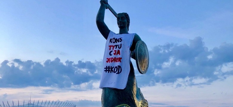 Pomniki w całej Polsce w koszulkach z napisem "Konstytucja". KOD pyta, czy to też zniewaga