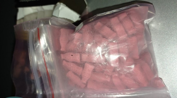 A pénzügyőrök rózsaszín tablettákat is lefoglaltak /Fotó: Nemzeti Adó- és Vámhivatal