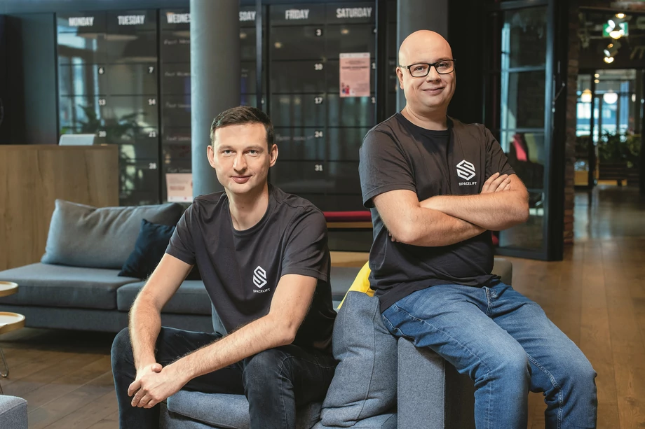 Marcin Wyszyński (z prawej) stworzył produkt, który ma zachwycić programistów. Paweł Hytry buduje wokół niego biznes. To prosty przepis na sukces Spaceliftu 