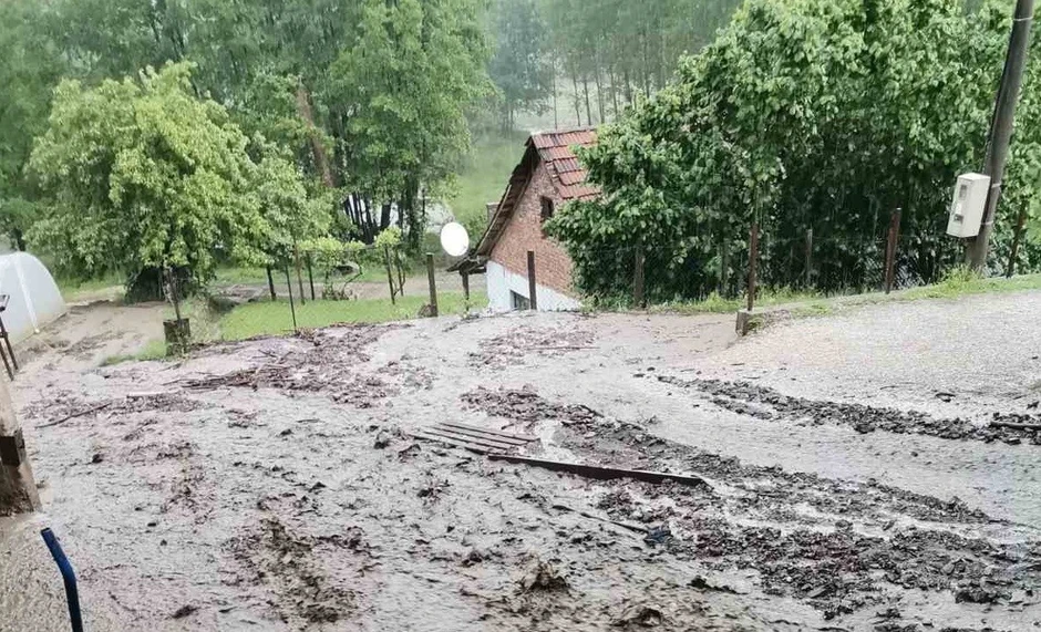 Prilazni put u katastrofalnom stanju 