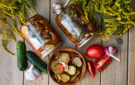 salatka-z-ogorkow-z-sosem-pomidorowym-idealna-do-sloikow-na-zime