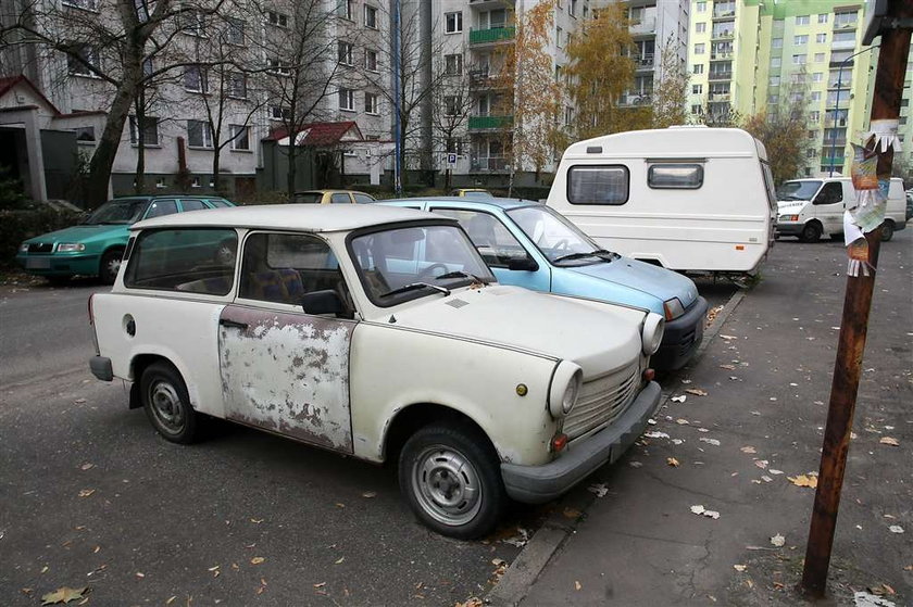 Wraki blokują miejsca parkingowe