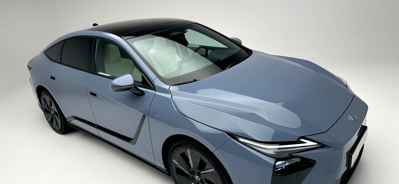 Nowy Lexus znika w ciemno. Ma silnik 2.5 i gwarancję na 10 lat. Ile kosztuje?