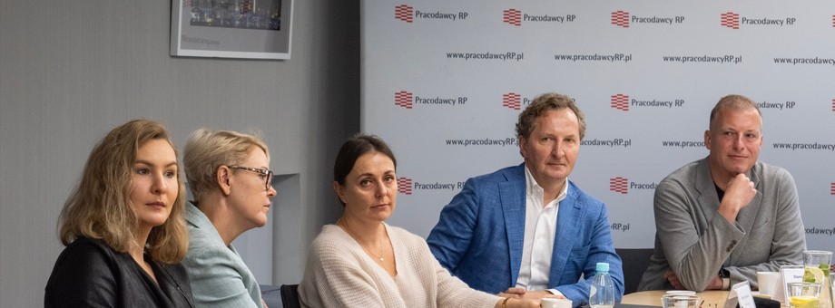 W ramach okrągłych stołów Kompasu ESG , przedstawiciele czołowych polskich firm omawiają wyzwania związane z wdrażaniem strategii zrównoważonego rozwoju w biznesie