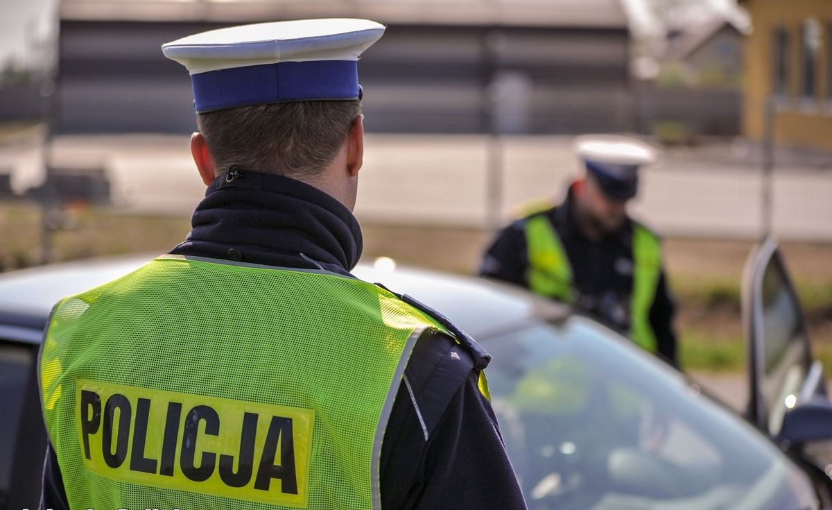 Policja kontroluje kierowcę i stan techniczny samochodu