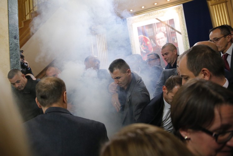 Gaz w sali parlamentu Kosowa