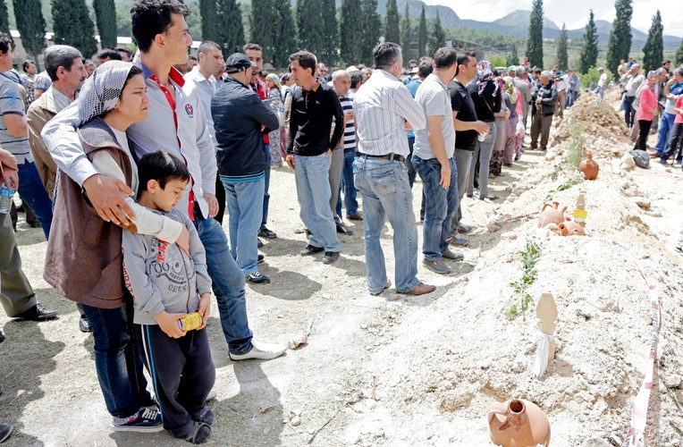 Setki wykopanych grobów dla ofiar katastrofy w kopalni