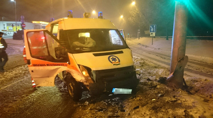 Mentőautó ütközött össze személygépkocsival Gödöllőn  /Fotó: PMKI Gödöllő HTP