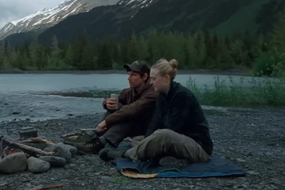 LJUBAVNI TROUGAO NA ALJASCI Dakota Faning u emotivnom haosu između sadašnjeg i bivšeg u ostvarenju "The Sun Never Sets": Priča iz života reditelja filma (VIDEO)