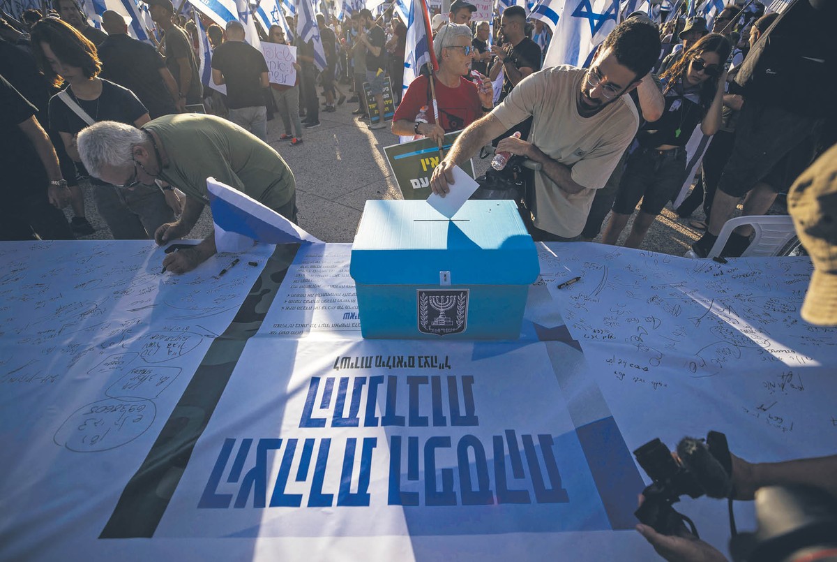 Na znak sprzeciwu wobec reformom sądownictwa protestują izraelscy rezerwiści.