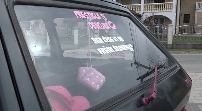 Jelenin jugo ima beskonačne šarmantne nalepnice