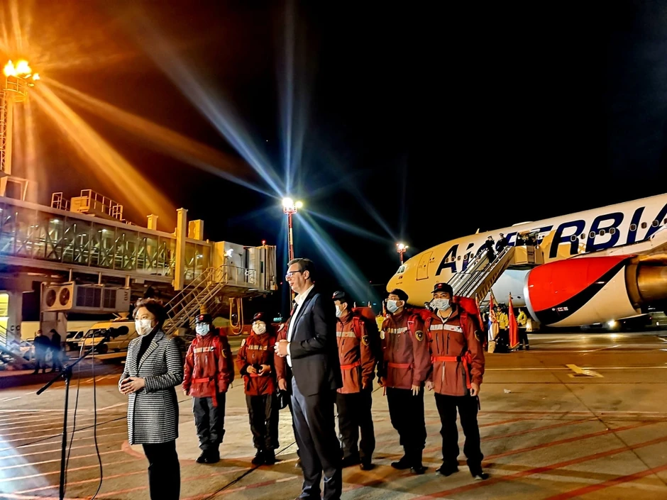 Prvi avion kineske pomoći dočekao je predsednik Srbije Aleksandar Vučić