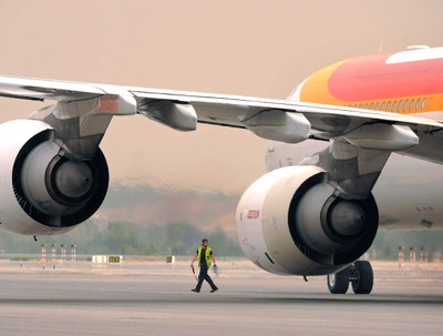 UE zawiesza podatek od emisji CO2 przez samoloty