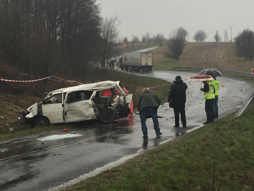 Busem z piłkarzami zderzył się z tirem