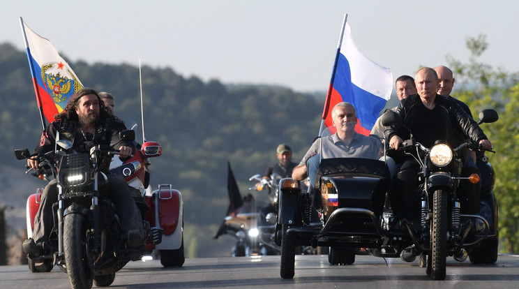 Putyin (jobbra) büszkén vállalja rokonszenvét a motorosbandával /Fotó: Profimedia