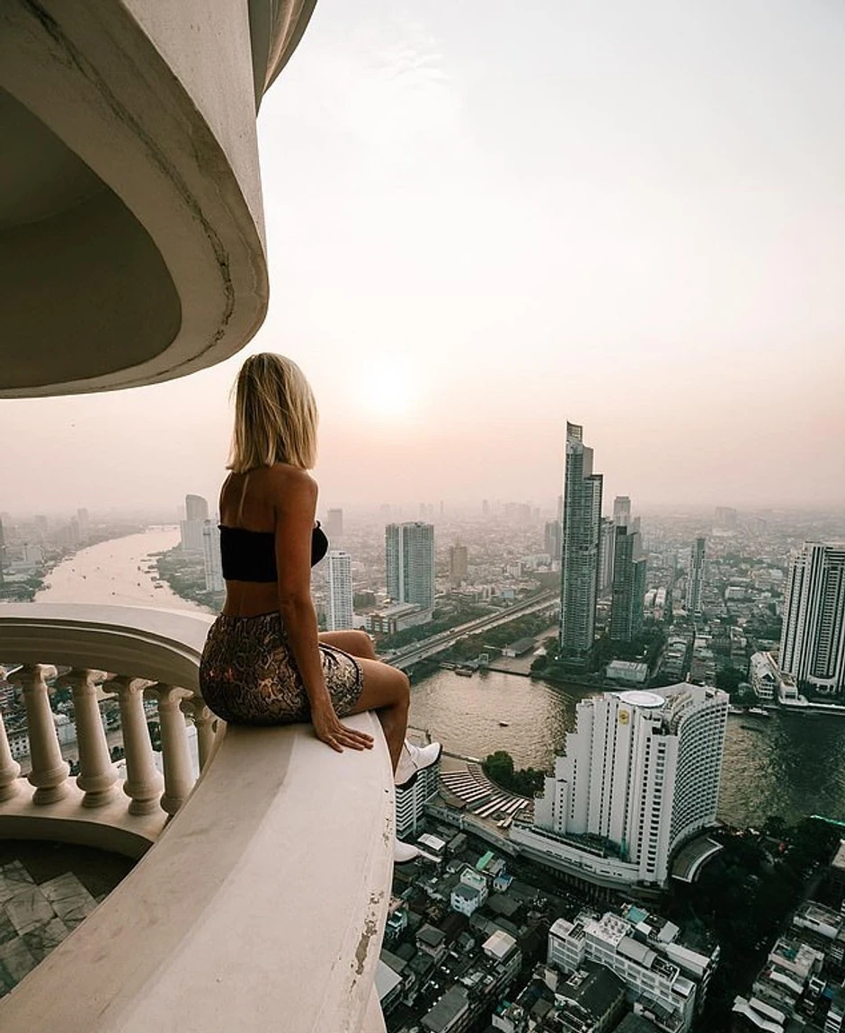 Loren na balkonu hotela