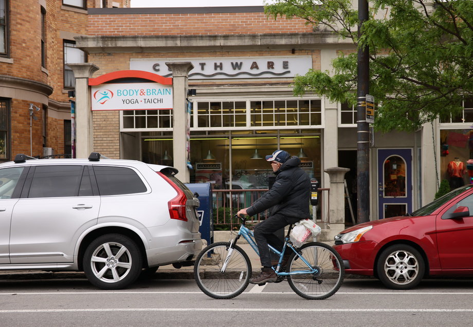 Ścieżki rowerowe nie szkodzą sąsiadującym z nimi sklepom. Zwykle pomagają przyciągnąć klientów.