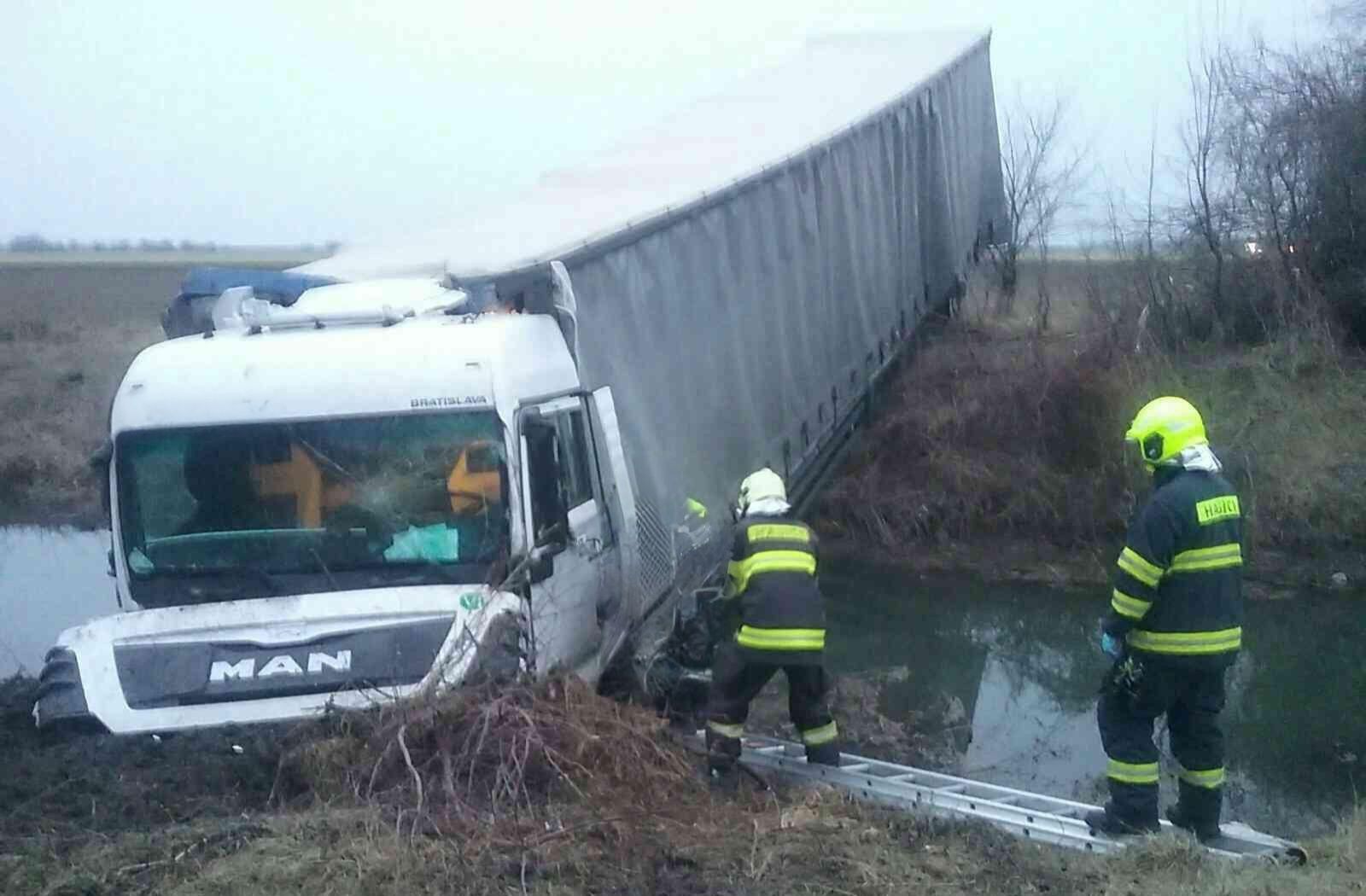 Na diaľnici D1 za Sencom smerom na Trnavu skončil kamión mimo cesty.