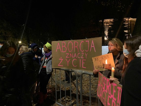 Protest przed Trybunałem Konstytucyjnym 1 listopada 2021 r.