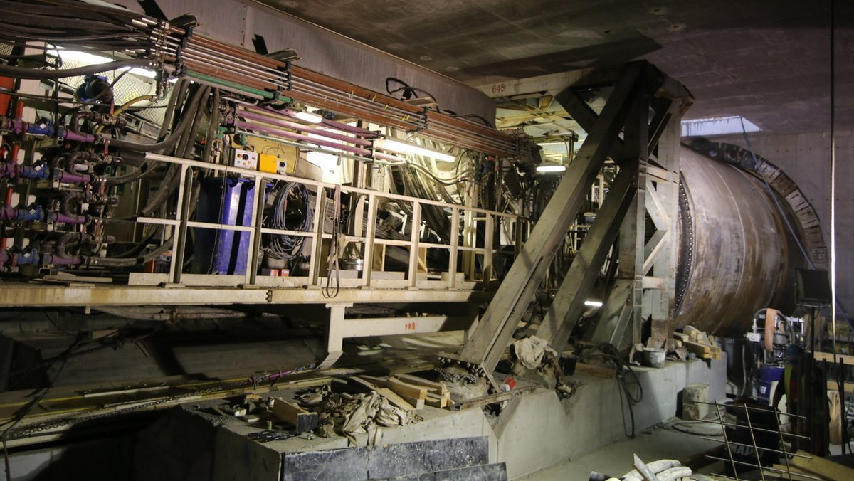 Ma do pokonania pod ziemią ponad 650 metrów, co zajmie jej prawdopodobnie blisko dwa miesiące. Dziś tarcza TBM "Maria" rozpoczęła budowę kolejnego odcinka tunelu II linii metra. Druga maszyna drążąca rozpocznie pracę za około miesiąc.