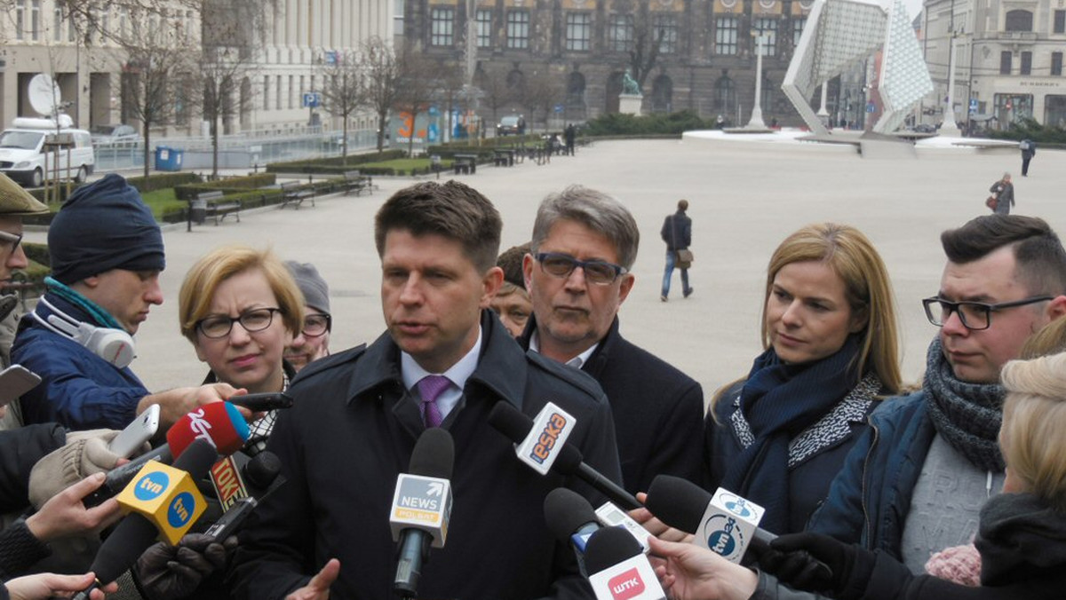 – Premier Beata Szydło i prezydent Andrzej Duda łamią prawo nie publikując wyroku Trybunału Konstytucyjnego. Ponoszą odpowiedzialność konstytucyjną, narażając się na Trybunał Stanu – mówił Ryszard Petru, szef Nowoczesnej podczas dzisiejszej wizyty w Poznaniu.