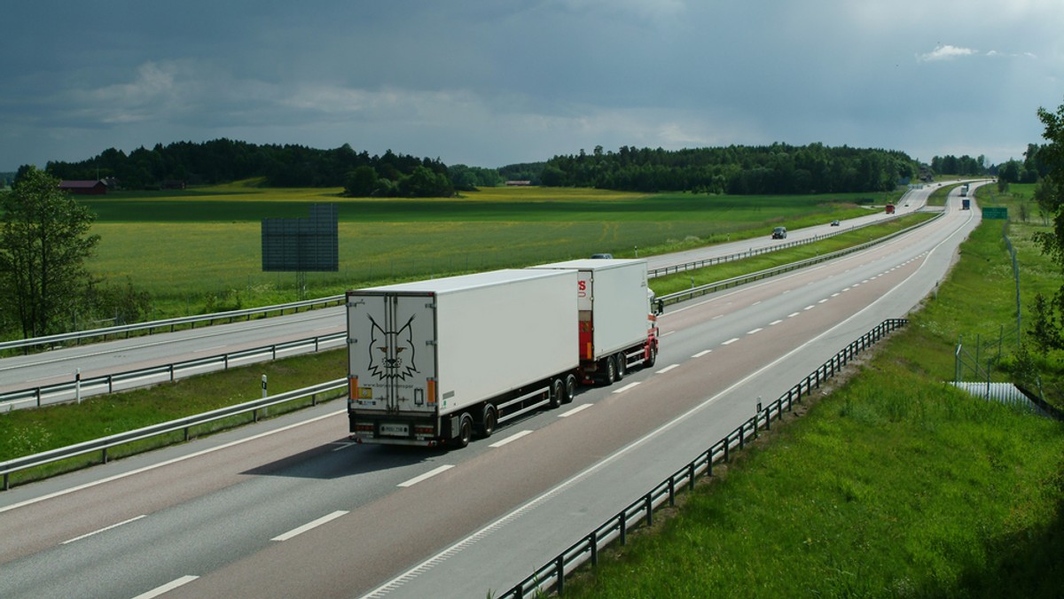 Budowę 1,8 tys. km dróg ekspresowych i usprawnienie procesu poboru opłat na autostradach zapowiedziała, w rozmowie z TVP Info, minister Maria Wasiak. Zaznaczyła jednak, że na drodze do ujednolicenia zasad poboru opłat mogą stanąć problemy formalnoprawne.