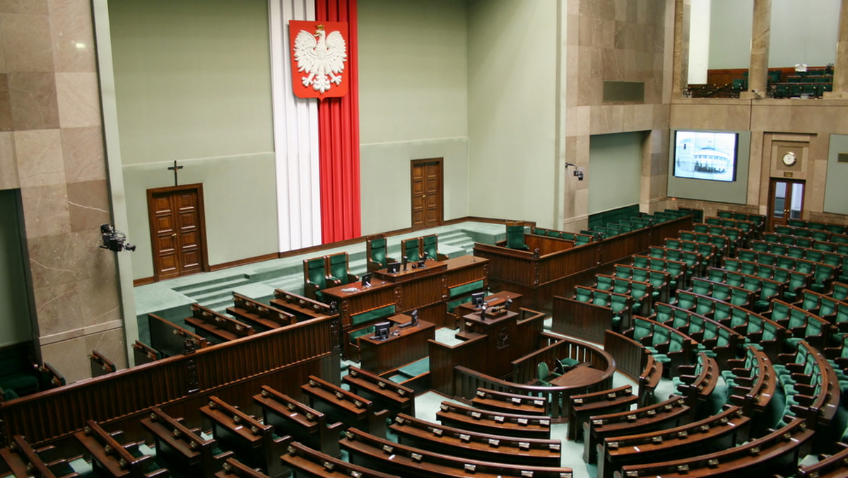 Dziś po godz. 9 Sejm rozpoczął trzydniowe posiedzenie, podczas którego zajmie się obywatelskim projektem ws. całkowitego zakazu aborcji i projektem Prawa działalności gospodarczej. Rozpatrzy też poprawki Senatu do licznych ustaw i wysłucha informacji ws. suszy.