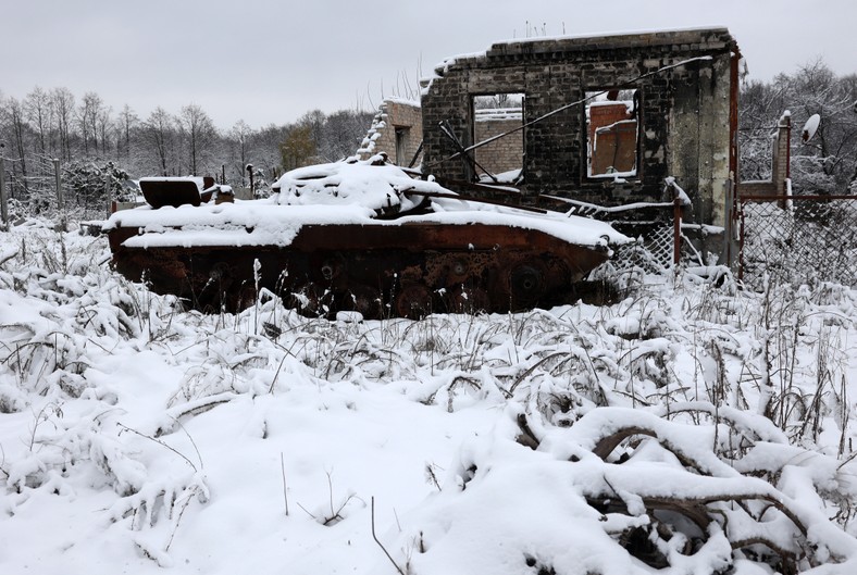 El invierno ya ha llegado al este de Ucrania.  Una fotografía tomada el 21 de noviembre de 2023 muestra un vehículo blindado ruso destruido y cubierto de nieve en la ciudad de Svyatohirsk, en la región de Donetsk, durante la invasión rusa de Ucrania.