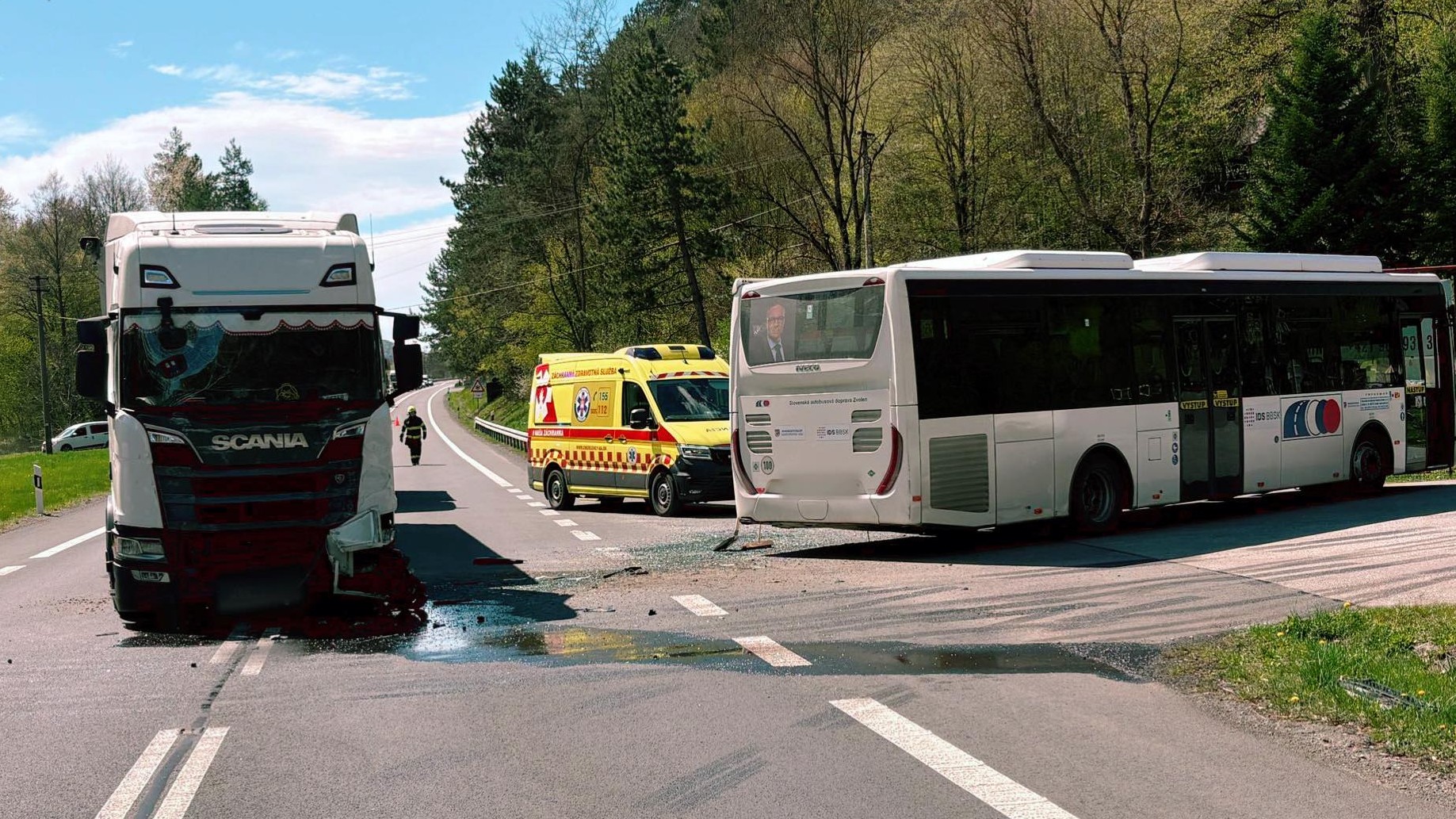 Pri Brusne sa zrazil autobus s kamiónom. 