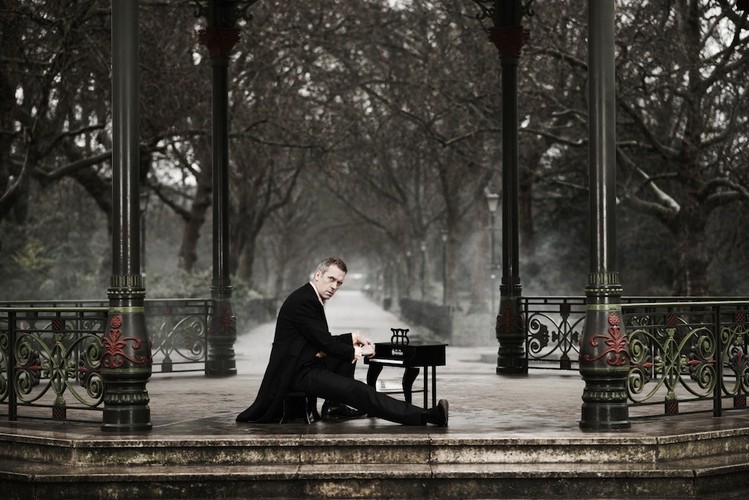 Hugh Laurie na zdjęciach z sesji do 'Didn't It Rain'