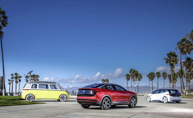 Modele I.D. (biały), I.D. BUZZ (żółty) i I.D. CROZZ (czerwony) są pierwszymi, przy pomocy których Volkswagen od 2020 roku w krótkich odstępach czasu rozpocznie ofensywę pojazdów elektrycznych. Auta nowej generacji pojawią się w Europie, Chinach i w USA