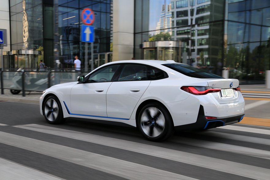 Ceny BMW i4 zaczynają się od 272 000 zł. Tyle zapłacimy za tylnonapędowy wariant z silnikiem o mocy 340 KM. O dziwo w lutym 2022 roku pojazd wyceniany był o 27 000 zł mniej!