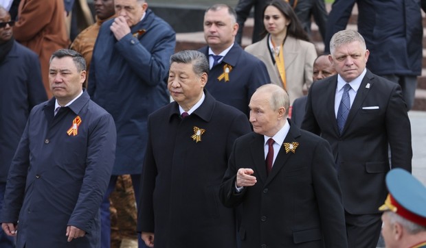 Robert Fico (D) sa Vladimirom Putinom, Sijem Đinpingom (C) i Sadirom Žaparovim (L) na paradi u Moskvi 9. maja 2025.