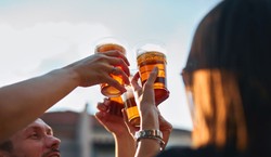 Większość spraw dot. nielegalnych reklam alkoholu jest umarzana. Ekspertka nie pozostawia złudzeń