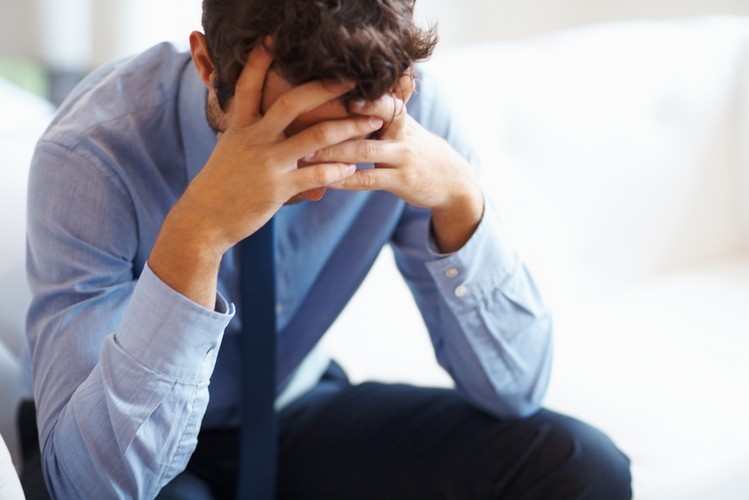 Zasiłek dla bezrobotnych

Osoba, która chce uzyskać status bezrobotnego, powinna zarejestrować się we właściwym dla swego miejsca zameldowania stałego lub czasowego powiatowym urzędzie pracy. Po zbadaniu sytuacji i spełnieniu przez bezrobotnego warunków określonych w ustawie o promocji zatrudnienia i instytucjach rynku pracy może zostać przyznane prawo do zasiłku na okres 6 lub 12 miesięcy w wysokości:

    zasiłek obniżony 80% – 658,90 zł brutto (przez pierwsze trzy miesiące); 517.40 zł brutto (przez pozostały okres) – przy stażu pracy wynoszącym mniej niż pięć lat,
    zasiłek podstawowy 100% – 823,60 zł brutto (przez pierwsze trzy miesiące); 646.70 zł brutto (przez pozostały okres) – przy staży pracy od 5 do 20 lat,
    zasiłek podwyższony 120% – 988,40 zł brutto  (przez pierwsze trzy miesiące); 776.10 zł brutto (przez pozostały okres) – przy stażu pracy wynoszącym co najmniej 20 lat.