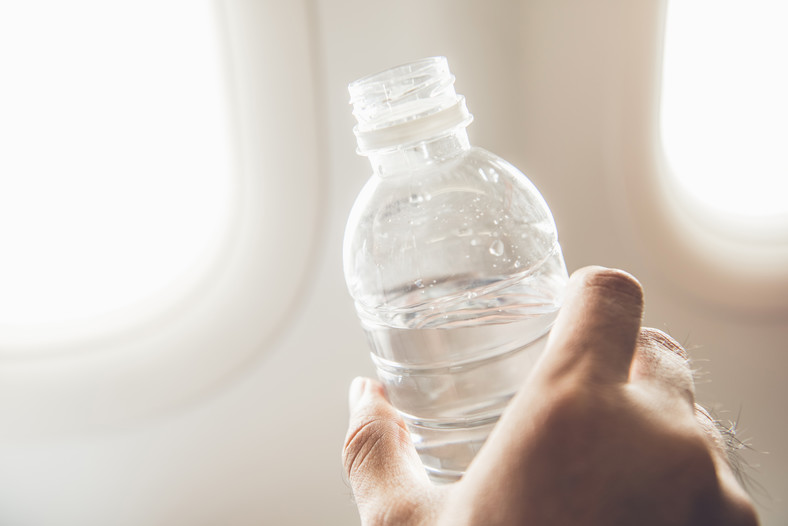 Picie wody w samolocie