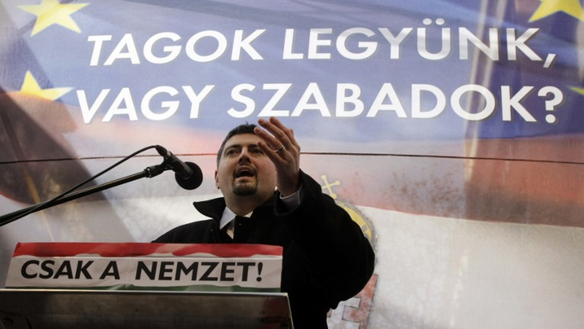 Na węgierskiego antysemitę Csanada Szegedi, który pod koniec lipca został zmuszony do odejścia z ultraprawicowej partii Jobbik po tym jak odkrył swoje żydowskie pochodzenie, jest obecnie wywierana presja, aby zrezygnował ze stanowiska w Parlamencie Europejskim, podaje "The Independent".