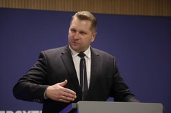 Czarnek bagatelizuje Tęczowy Piątek: Marginalna liczba szkół