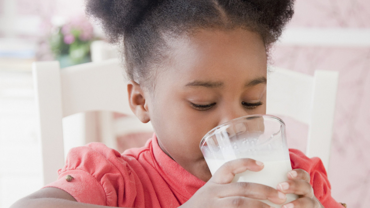 Mówi się, że nie ma dla dziecka nic zdrowszego, niż szklanka mleka dziennie. Obiegowa opinia głosi, że napój bogaty w proteiny jest korzystny dla naszego zdrowia i wzmacnia kości. Ostatnie odkrycia naukowców przeczą jednak tym poglądom.