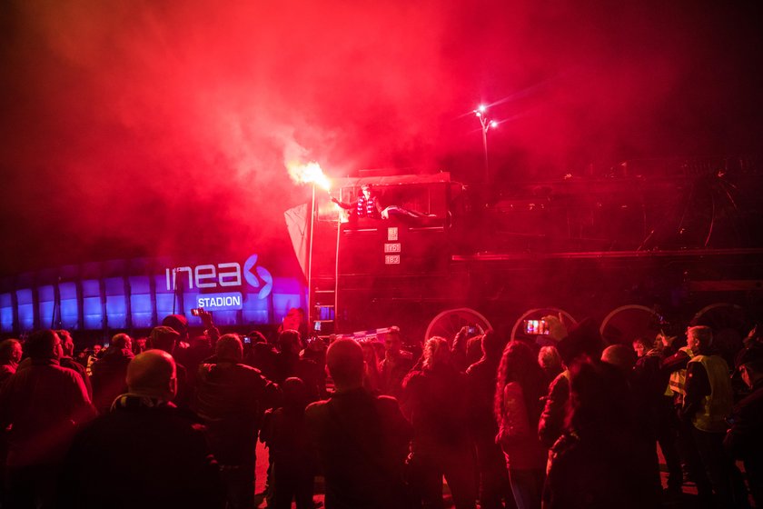 130-tonowa lokomotywa stanęła przed stadionem Lecha Poznań