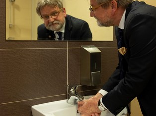 Szef GIS: Będziemy musieli się nauczyć z tym koronawirusem żyć, bo on będzie w nas [WYWIAD]