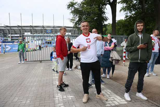 Kibice piłkarskiej reprezentacji Polski przed stadionem w Hamburgu