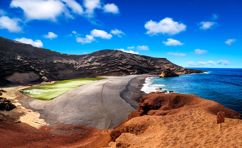 2. Lanzarote, Wyspy Kanaryjskie, Hiszpania Odwiedźcie Wyspy Kanaryjskie nawet zimą i poczujcie klimat „wiecznej wiosny”. Średnia temperatura w ciągu roku waha się bowiem od 18 °C , do 24 °C.