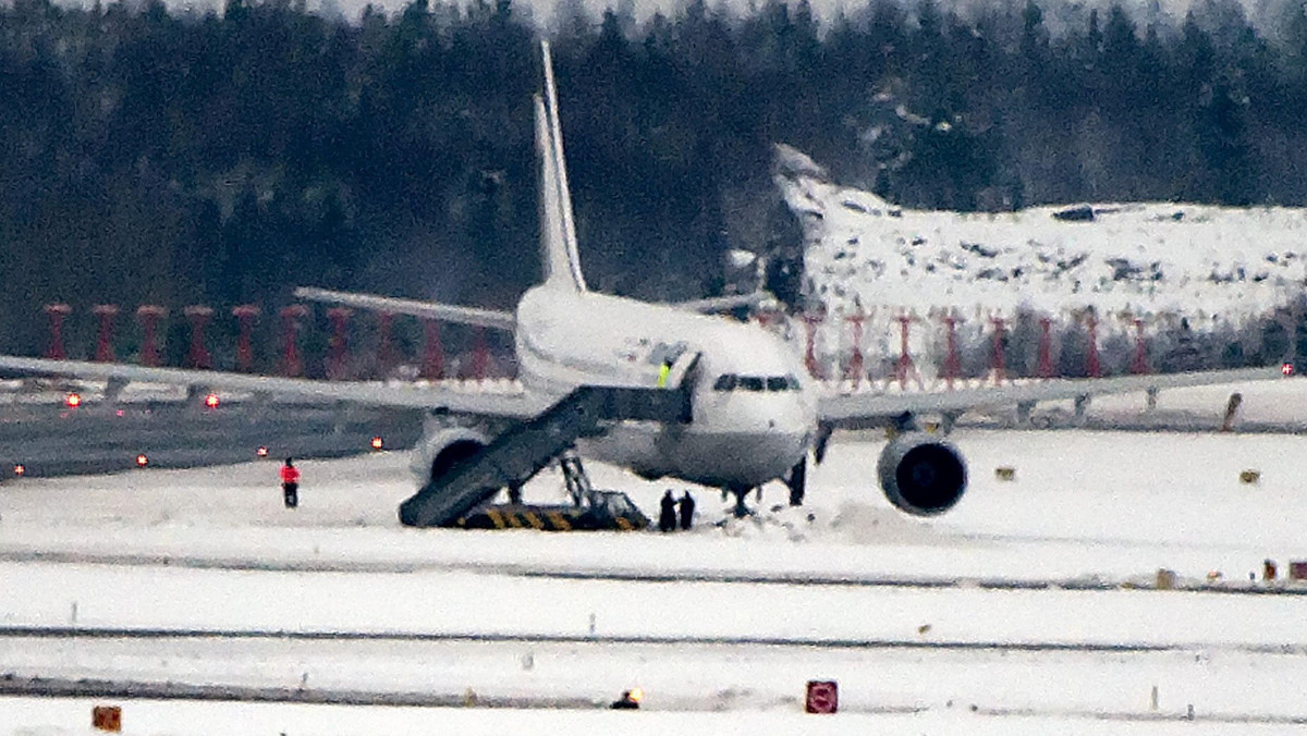 Trzy osoby odniosły obrażenia, gdy Airbus włoskich linii lotniczych Wind Jet zjechał z pasa startowego, lądując na lotnisku w Palermo na Sycylii - podała włoska agencja ANSA.