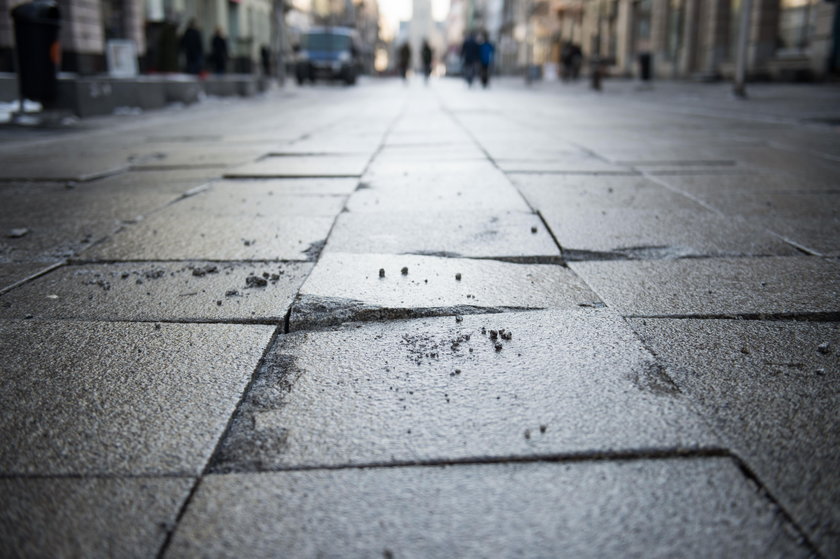 Katowice. Połamane płyty chodnikowe na ulicy Mariackiej